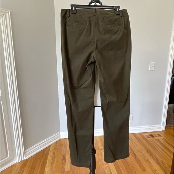 Talbots Signature pants in a size 8 with zippered front pockets in army green - Picture 6 of 14